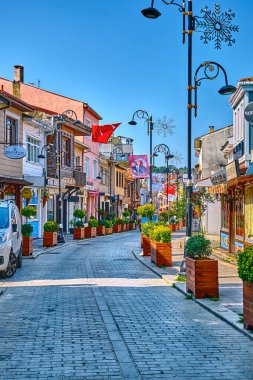 Sile, Türkiye, 8 Temmuz 2024, dükkanları ve restoranları olan şehir merkezi. Deniz kenarında güzel evleri ve parlak çiçekleri olan bir cadde.