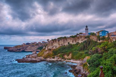 Karadeniz 'in kayalık kıyılarındaki Sile, Türkiye, Deniz feneri bulutlu bir gökyüzünün arka planına karşı. Şehrin popüler tarihi yeri.