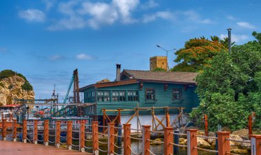 Türkiye 'nin Sile kentindeki Karadeniz seti üzerindeki kale manzaralı oteller, kafeler ve restoranlar