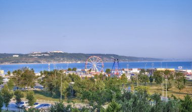 Sile, Türkiye, 8 Temmuz 2025, Karadeniz seti ve plajları ve restoranları olan bir eğlence parkı