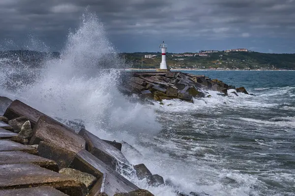 Türkiye 'nin Sile kentinde meydana gelen fırtına sırasında Karadeniz kıyısındaki deniz feneri