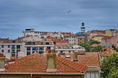 Türkiye 'nin Sile kentinde Karadeniz üzerinde güzel evleri olan deniz feneri ve renkli caddeler