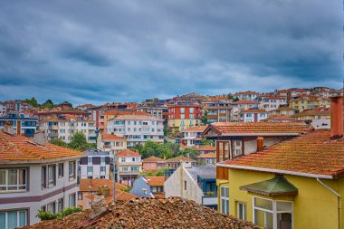 Türkiye 'nin Sile kentinde güzel evleri ve parlak çiçekleri olan renkli sokaklar