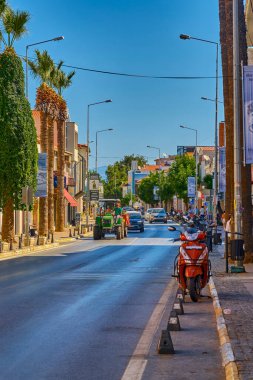 Ayvalik, Türkiye, 13 Temmuz 2025, Renkli evleri, kafeleri ve dükkanları olan kentin merkezindeki sokaklar, insanlar sokaklarda yürüyor