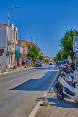 Ayvalik, Türkiye, 13 Temmuz 2025, Renkli evleri, kafeleri ve dükkanları olan kentin merkezindeki sokaklar, insanlar sokaklarda yürüyor