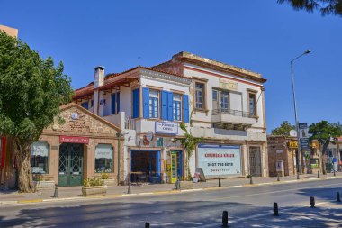 Ayvalik, Türkiye, 13 Temmuz 2025, Renkli evleri, kafeleri ve dükkanları olan kentin merkezindeki sokaklar, insanlar sokaklarda yürüyor