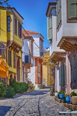 Ayvalik, Türkiye. Güzel evleri ve Kunda Adası 'nda parlak çiçekleri olan renkli sokaklar.