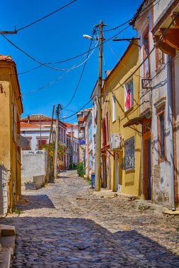 Ayvalik, Türkiye. Güzel evleri ve Kunda Adası 'nda parlak çiçekleri olan renkli sokaklar.