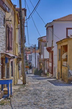 Ayvalik, Türkiye. Güzel evleri ve Kunda Adası 'nda parlak çiçekleri olan renkli sokaklar.