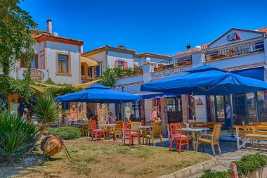 Ayvalik, Türkiye, 14 Temmuz 2025, Cunda Adası, renkli evleri, kafeleri ve dükkanları olan sokaklar, turistler sokaklarda yürüyor