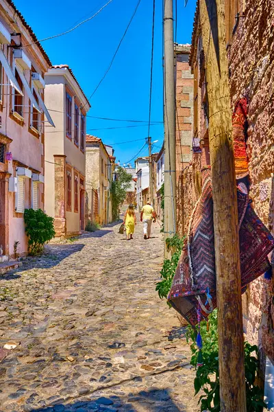Ayvalik, Türkiye. Güzel evleri ve Kunda Adası 'nda parlak çiçekleri olan renkli sokaklar.