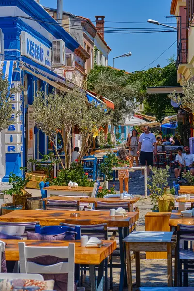 Ayvalik, Türkiye, 14 Temmuz 2025, Cunda Adası, renkli evleri, kafeleri ve dükkanları olan sokaklar, turistler sokaklarda yürüyor