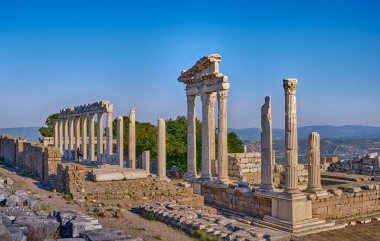 Bergama, Türkiye, Akropolis - Antik Pergama şehrinin Antik Kompleksi, yüksek bir tepenin üzerinde, harabe ve şehir manzarası