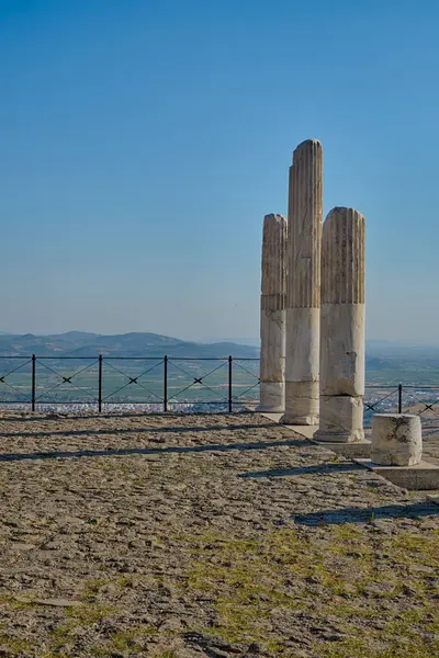 Bergama, Türkiye, Akropolis - Antik Pergama şehrinin Antik Kompleksi, yüksek bir tepenin üzerinde, harabe ve şehir manzarası