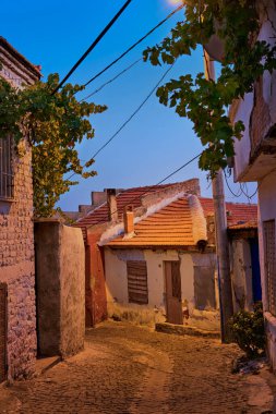 Bergama, Türkiye. Fenerlerin altında eski evleri olan sokaklar