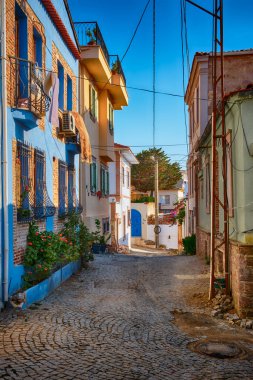 Ayvalik, Türkiye. Eski evleri ve parlak çiçekleri olan renkli sokaklar.