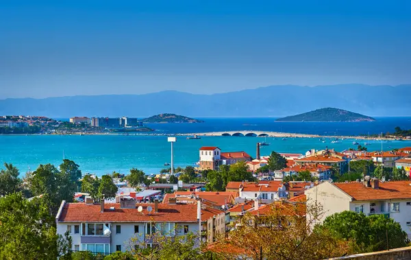 Ayvalik, Türkiye. Ege Denizi, Eski Köprü ve Şehir Manzarası