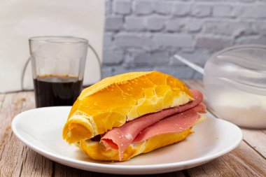 Ahşap masada Mortadella ile ekmek.