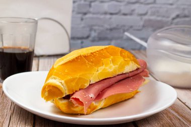 Ahşap masada Mortadella ile ekmek.