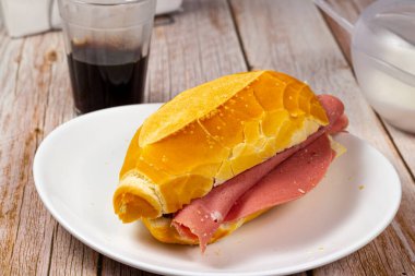 Ahşap masada Mortadella ile ekmek.