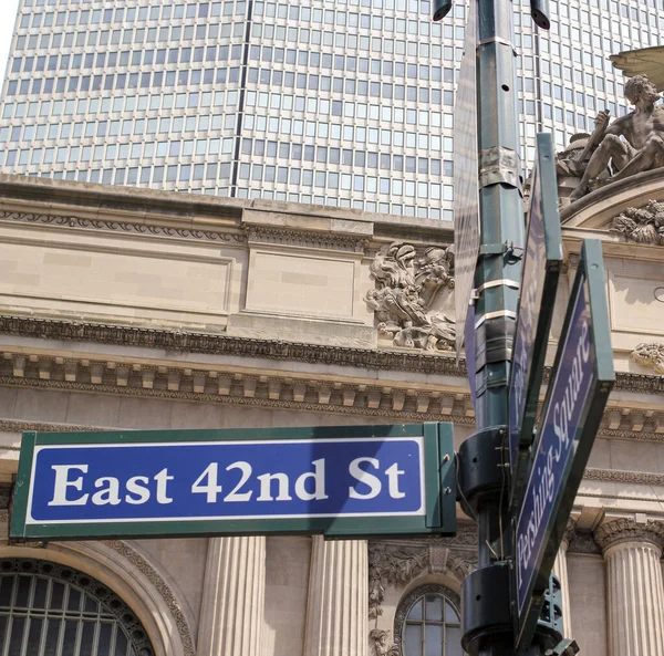 Znak Kierunku Manhattanu Wschodnia Ulica — Zdjęcie stockowe