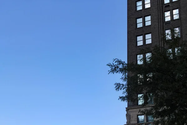 Edificio Retroiluminado Con Cielo Azul Sin Nubes —  Fotos de Stock