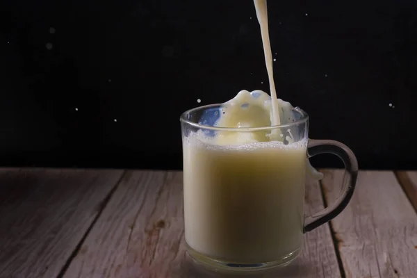 Налить Молоко Стеклянную Кружку — стоковое фото