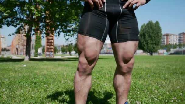 Panela Vertical Pernas Tronco Homem Muito Musculoso Livre Sol Parque — Vídeo de Stock