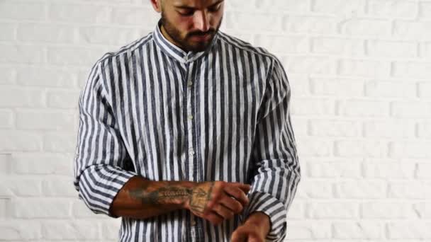 Młody Przystojny Mężczyzna Zapiąć Paski Koszuli Naprawić Rękawy Białej Cegły — Wideo stockowe