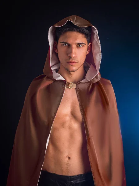 Schöner Junger Mann Altmodischen Mantel Auf Dunklem Rauchigen Hintergrund — Stockfoto