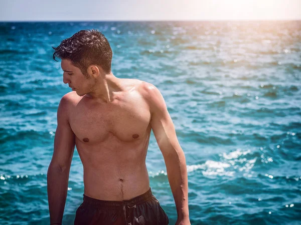 Mladý Atletický Muž Stojící Mořské Vodě Bez Trička Plavkami Odvracející — Stock fotografie