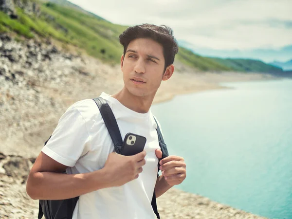 Красивий Молодий Чоловік Ходить Рюкзаком Пишних Зелених Гірських Пейзажах Озером — стокове фото