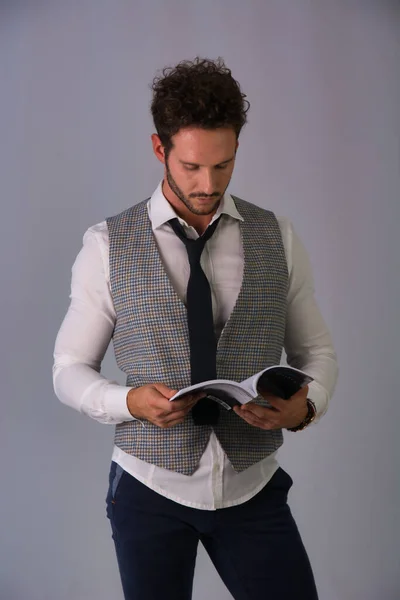 Atractivo Hombre Leyendo Libro Vistiendo Camisa Chaleco Corbata Pie Estudio — Foto de Stock
