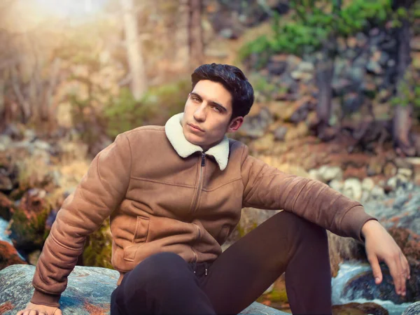 Привлекательный Молодой Человек Горах Осенью Зимой Холодная Погода Замшевой Куртке — стоковое фото