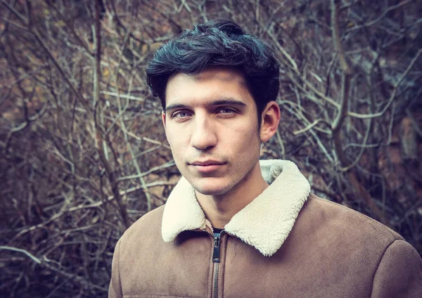 Привлекательный Молодой Человек Горах Осенью Зимой Холодная Погода Замшевой Куртке — стоковое фото