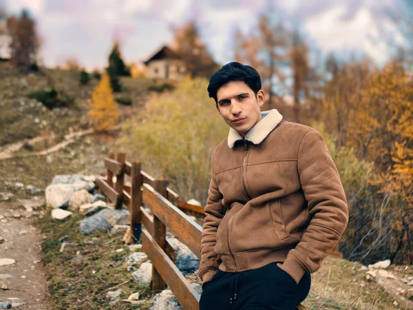 Jovem Atraente Nas Montanhas Outono Inverno Tempo Frio Vestindo Jaqueta — Fotografia de Stock