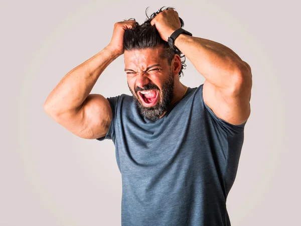 Homem Muscular Posando Com Raiva Expressão Frustrada Gritando Contra Fundo — Fotografia de Stock