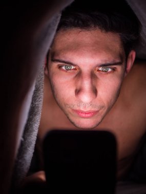 Geceleri Çekici Genç Adam ve Evdeki Cep Telefonu Ekranından Aydınlanan Oturma Odası