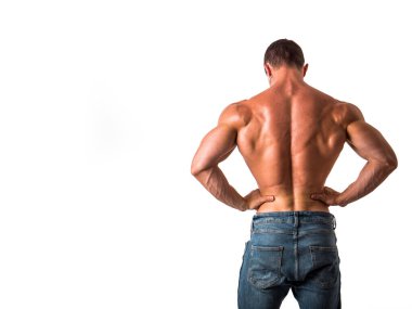 Gömleksiz, kot giyen, klasik vücut geliştirme pozu veren atletik bir gencin dörtte üçü.