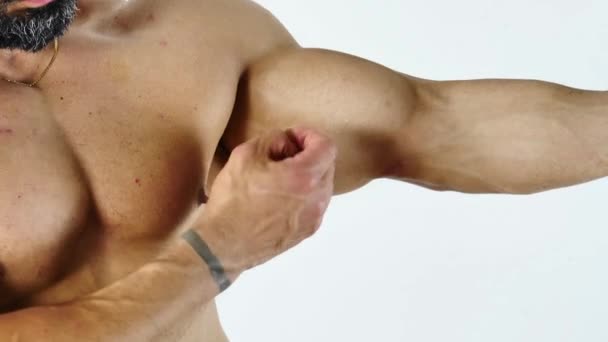 Passform Atletisk Muskulös Man Nypa Hans Arm Hud Och Visar — Stockvideo