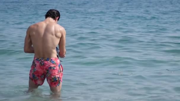 穿着泳裤 戴着潜水面具 环顾四周的年轻肌肉英俊男子 — 图库视频影像