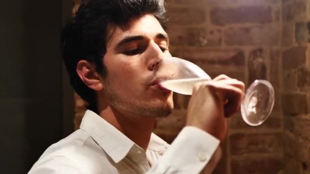 Mladý Atraktivní Muž Pije Šampaňské Sklenice Flétnu Sobě Elegantní Bílou — Stock video