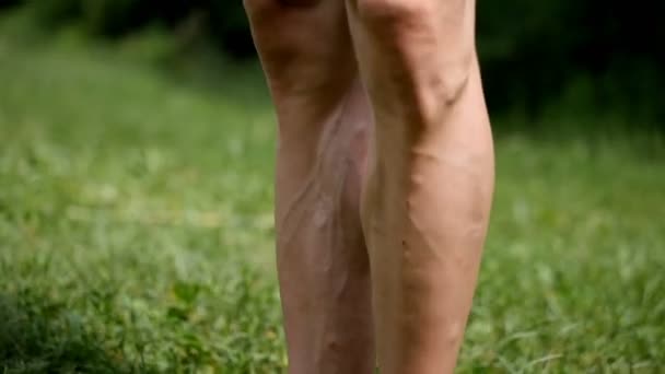 Vertical Pan Legs Torso Very Muscular Young Man Outdoors Sun — Video