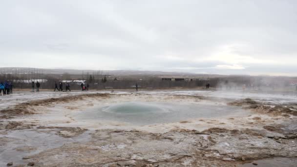 Geyser Erupting Iceland Producing Big Splash Hot Water Steam — Vídeo de Stock