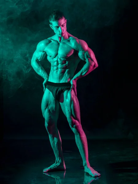 Shirtless Muscular Jovem Fisiculturista Masculino Vestindo Cuecas Estúdio Filmado Com — Fotografia de Stock