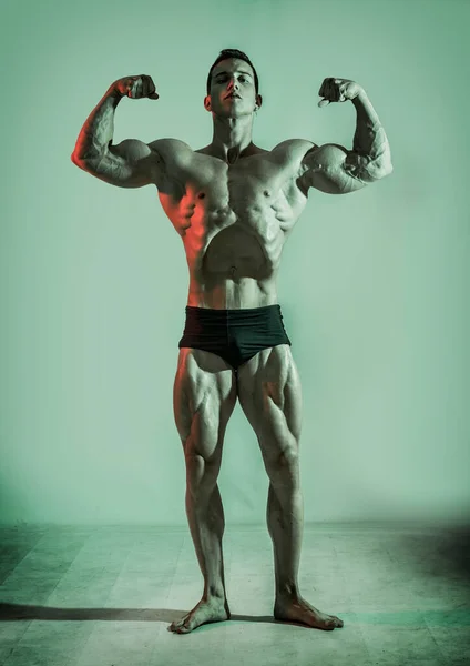 Handsome Young Bodybuilder Doing Classic Double Biceps Pose Looking Away — Stok fotoğraf