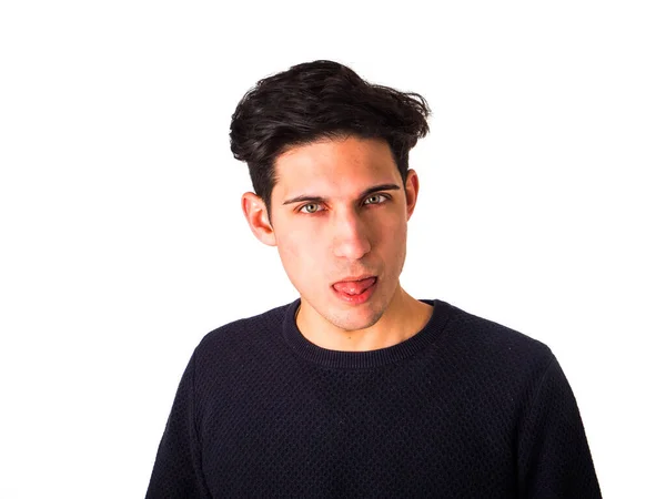 Çekici Bir Genç Adam Eğlenceli Bir Ifade Takınıyor Dili Dışarı — Stok fotoğraf