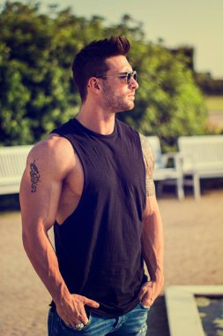 Torino, İtalya 'da Avrupa lüks bahçesinde poz veren yakışıklı, kaslı bir adam.