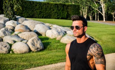 Torino, İtalya 'da Avrupa lüks bahçesinde poz veren yakışıklı, kaslı bir adam.