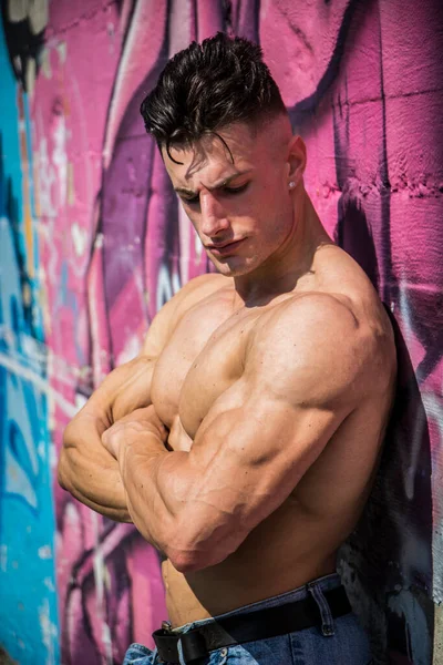 Homem Jovem Atraente Músculo Shirtless Que Inclina Parede Colorida Graffiti — Fotografia de Stock
